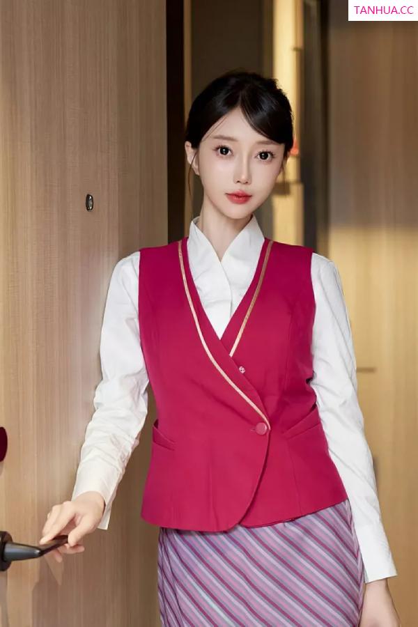 玥儿玥  [XiuRen]高清写真图 2025.08.04 No.10620 玥儿玥er 性感空姐第5张图片